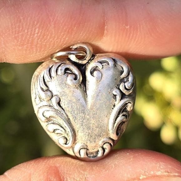 Vintage Victorian revival silver repousse scrollwork puffy heart pendant - Picture 14 of 16